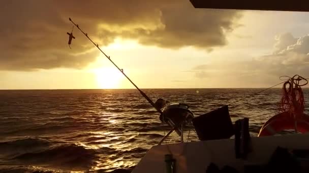 Caña Arrastre Popa Catamarán Vela Atardecer Parte Trasera Catamarán Vela — Vídeos de Stock