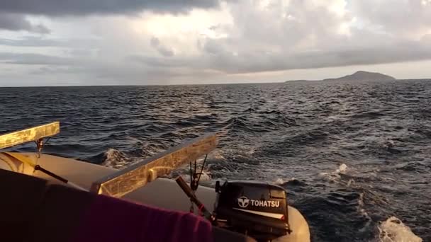 Poppa Catamarano Vela Mentre Muove Sul Mare Vista Dalla Poppa — Video Stock