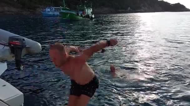 Krabi Thailand December 2019 Man Performs Somersault Side Boat Man — Stock Video