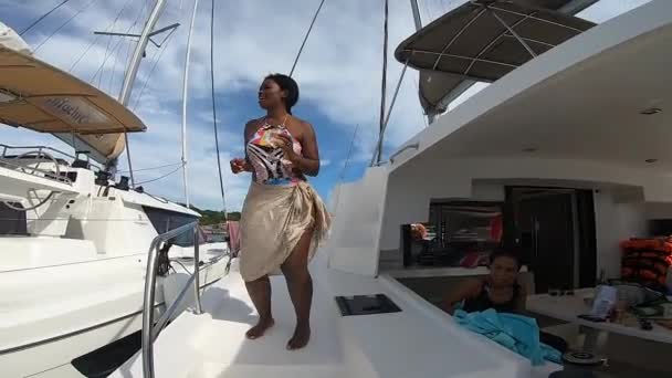 Phuket Tayland Aralık 2019 Neşeli Afro Amerikan Kadın Bir Teknede — Stok video