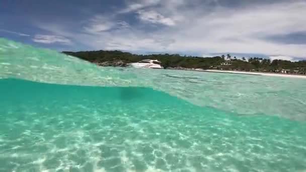 热带岛屿沿岸清澈透明的海水 近岸水下射击 — 图库视频影像