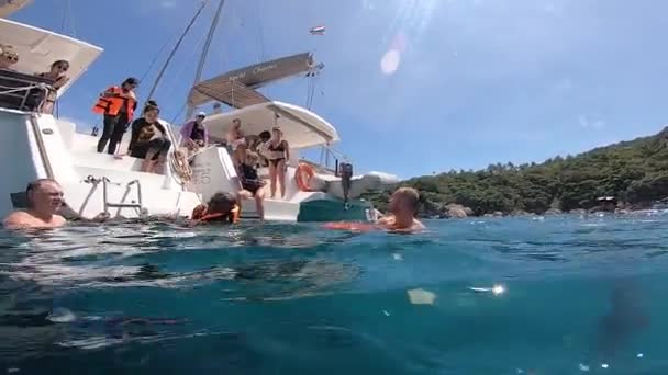 Phuket Thaïlande Décembre 2020 Homme Invite Les Passagers Catamaran Voile — Video