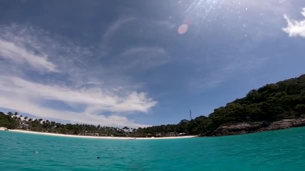 Острів Рача Човнів Туристів Спокійне Чисте Море Біля Узбережжя — стокове відео