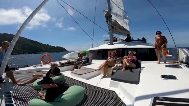 プーケット 2020年12月19日 ヨーロッパの観光客のグループがセーリングボートに休んでいる セーリングカタマランは熱帯への旅行に観光客を取る — ストック動画