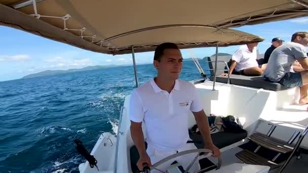 Phuket Tayland Aralık 2020 Genç Bir Avrupalı Kaptan Yelkenli Bir — Stok video