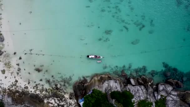 俯瞰一艘船独自停靠在海岸附近 无人驾驶飞机俯瞰一个热带岛屿的岩石海岸 — 图库视频影像