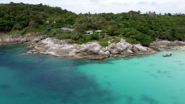 Drone Avvicina Lentamente Alla Riva Rocciosa Isola Tropicale — Video Stock