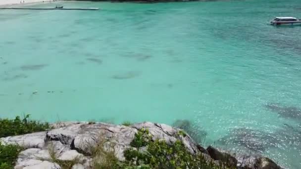 Scogliera Rocciosa Sulla Riva Isola Tropicale — Video Stock