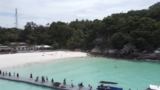 Phuket Tailandia Enero 2022 Una Multitud Personas Camina Largo Muelle — Vídeo de stock