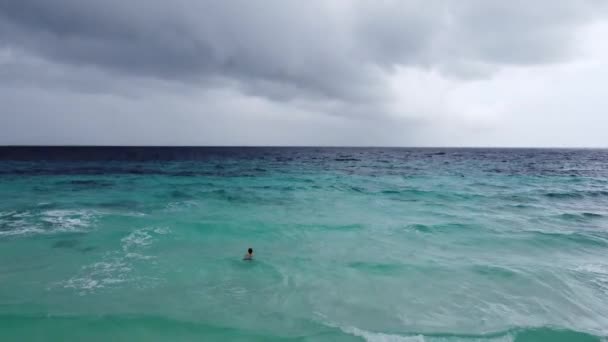 Giovane Donna Nuotare Mare Tropicale Tempestoso Vista Dall Alto Donna — Video Stock