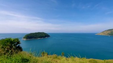Uzaktaki ada ve Phuket 'in güneyindeki gözlem güvertesinden panoramik bir manzara, açık bir günde güzel bir deniz.