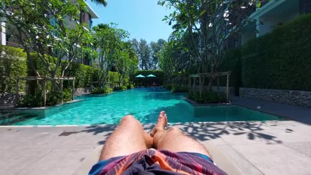 Phuket Thailandia Gennaio 2022 Uomo Pantaloncini Trova Lettino Bordo Piscina — Video Stock