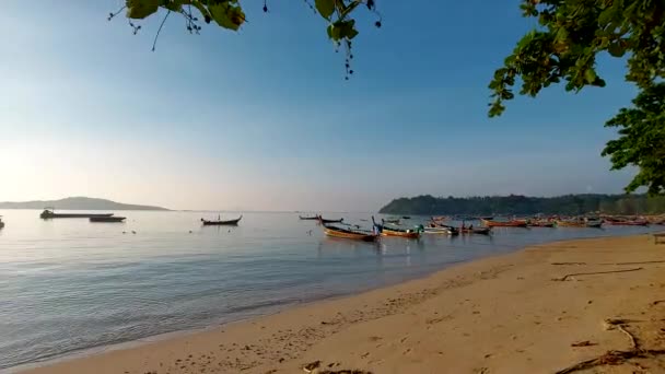 Рано Вранці Узбережжі Тропічного Пляжу Пляжі Раваї Пхукет — стокове відео