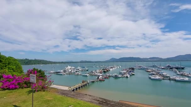 Vista Costa Para Marina Iates Nas Proximidades Phuket Yacht Haven — Vídeo de Stock