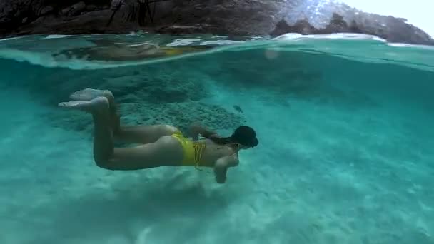 Ένα Κορίτσι Μαγιό Κολυμπάει Κάτω Από Νερό Ένα Κορίτσι Μάσκα — Αρχείο Βίντεο