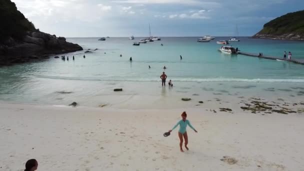 Phuket Tailândia Maio 2021 Uma Mulher Dança Alegremente Costa Uma — Vídeo de Stock