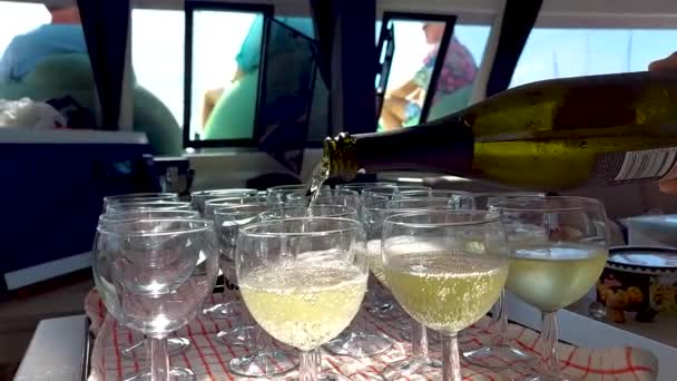 Versare Champagne Nei Bicchieri Riempire Bicchieri Champagne Nella Cucina Catamarano — Video Stock