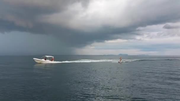 Phuket Tayland Aralık 2019 Bir Adam Açık Denizlerde Bir Wakeboard — Stok video