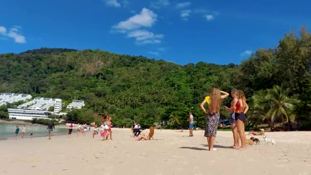 Phuket Thajsko Leden 2022 Turisté Nai Harn Beach Phuketu Diskutovat — Stock video