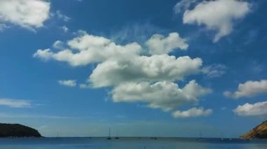 Bulutlar sahil ve adaları kaplıyor, Asya sahillerinde zaman akıp gidiyor.