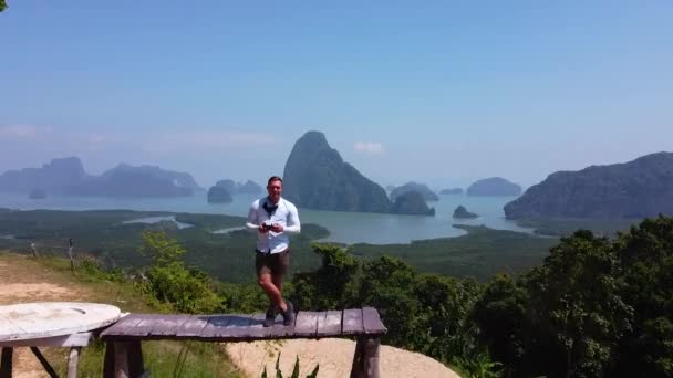 Hombre Para Una Plataforma Fondo Del Parque Nacional Phanga Isla — Vídeo de stock