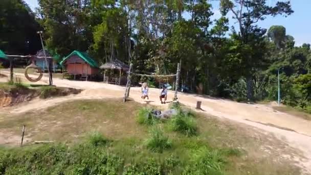 Ένα Ζευγάρι Ταξιδεύει Στην Ταϊλάνδη Ένα Ζευγάρι Κούνιες Μια Κούνια — Αρχείο Βίντεο