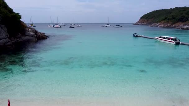 Die Küste Einer Tropischen Insel Klares Ruhiges Wasser Küstennähe Schnellboot — Stockvideo