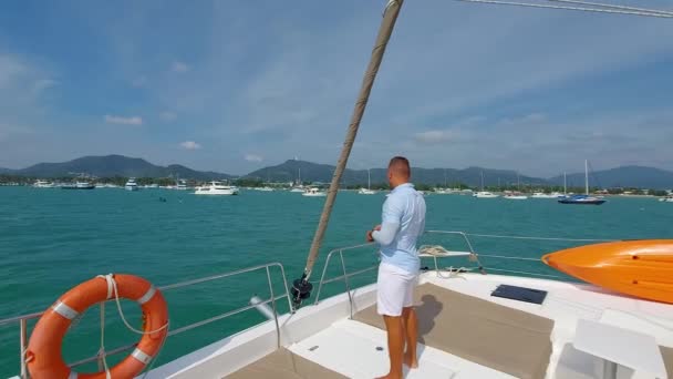 Uomo Europeo Abiti Leggeri Bordo Catamarano Vela Marinaio Maschio Posa — Video Stock