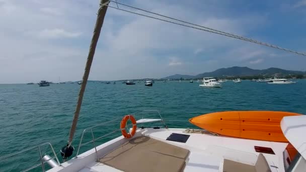 Blick Vom Bord Eines Segel Katamarans Herum Das Schiff Macht — Stockvideo