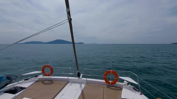 Catamarán Vela Navega Lentamente Través Las Olas Isla Vista Proa — Vídeo de stock