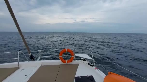 Prua Catamarano Vela Galleggia Lentamente Sulle Onde Del Mar Delle — Video Stock