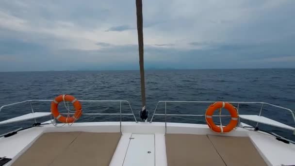 航海中のカタマランの弓は アンダマン海の波にゆっくりと浮かんでいます — ストック動画