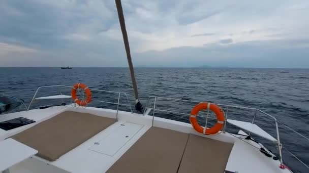 Catamarano Vela Ondeggiante Lungo Mari Del Mar Delle Andamane — Video Stock