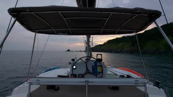 日没時の帆船のカタマランの制御の場所 船の舵とナビゲーション機器 — ストック動画