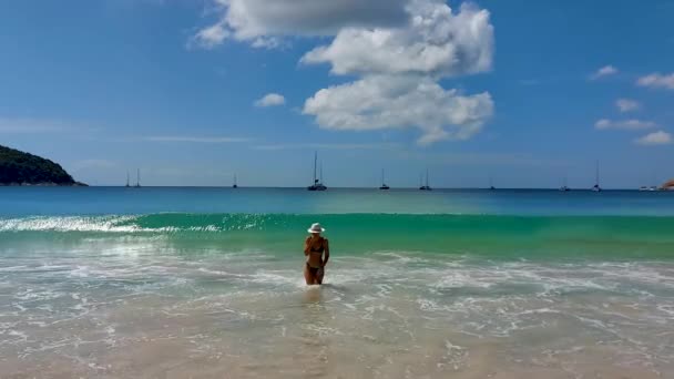 Slender Girl Swimsuit Hat Comes Out Sea Swimming — Stock Video