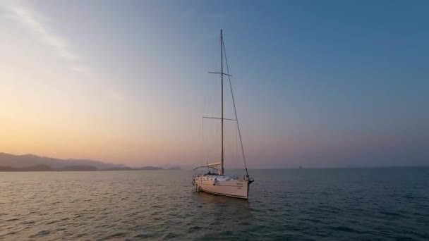 Yelkenli Tekne Sabahın Erken Saatlerinde Dalgalarda Hareketsiz Durur Tropiklerde — Stok video