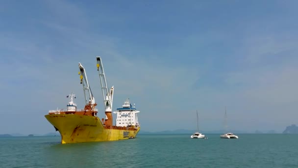 Een Groot Transportschip Gearriveerd Zeilcatamarans Zee Naar Een Ander Land — Stockvideo