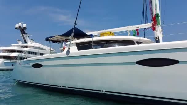 Großer Weißer Segel Katamaran Ohne Segel Blick Rund Das Boot — Stockvideo