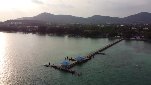Fußgängersteg Über Dem Meer Blick Von Einer Höhe Der Seebrücke — Stockvideo
