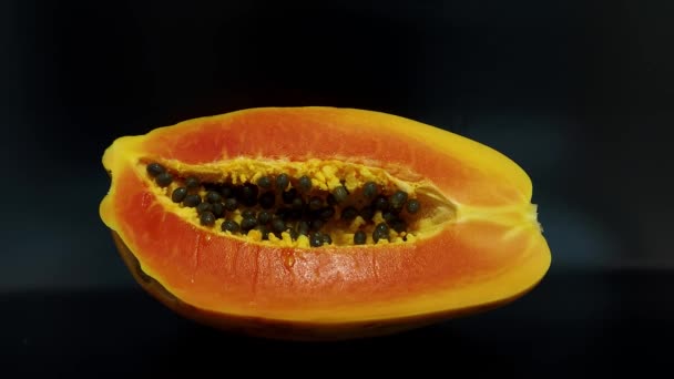 Rijp Papaya Een Zwarte Achtergrond Helft Van Een Papaya Schot — Stockvideo