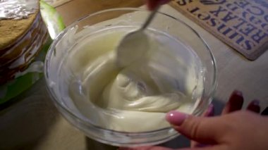 Ballı pasta için krema hazırlıyorum, ballı pasta için krema karıştırıyorum.