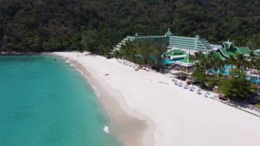 Phuket 'teki Hotel Le Meridien, İHA' nın otel manzarasının körfez ve plajı.