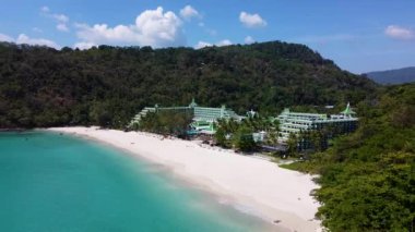 Phuket 'teki Hotel Le Meridien, İHA' nın otel manzarasının körfez ve plajı.