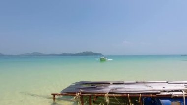 Phuket, Tayland, 11 Şubat 2022, şişme bir teknenin kaptanı kıyıya yaklaştı, şişme botla bir denizci hızla kıyıya yaklaştı.