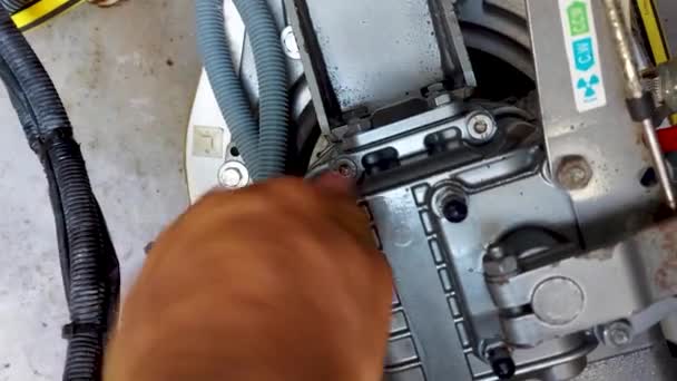 Sprawdzanie Jakości Oleju Silniku Łodzi Motorowych Sprawdzanie Jakości Oleju Silniku Klip Wideo