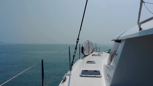 Catamarã Vela Navega Lentamente Mar Vista Bordo Veleiro — Vídeo de Stock