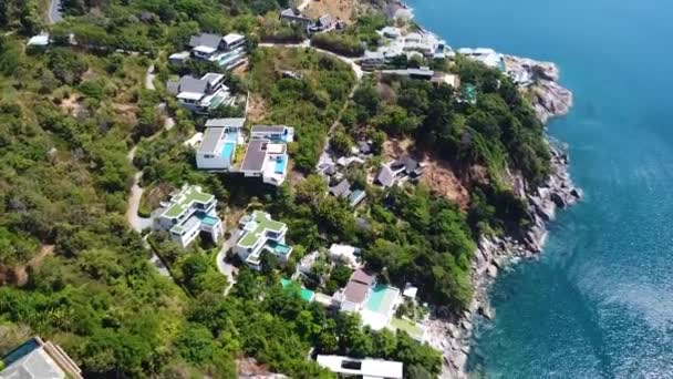 Vol Dessus Villas Tropicales Avec Piscine Privée Sur Côte Mer — Video