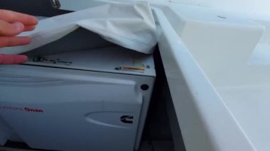 Yelkenli katamaranın dolabındaki DC jeneratörü. Tekneye elektrik veren otonom bir jeneratör.