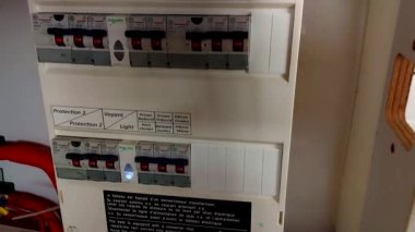 Yelkenli teknenin elektrik kontrol paneli, yelkenli katamaran elektrik paneli