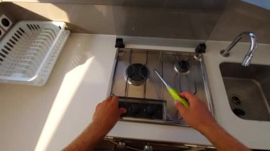 Gaz ocağının ocaklarını yakmak, yelkenli bir katamaranın üzerindeki gaz sobasının performansını kontrol etmek.